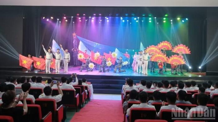 Tiết mục văn nghệ của Vùng 3 Hải quân trong chương trình "Đà Nẵng - Vươn mình cùng biển xanh".