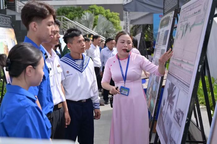 Cán bộ, đoàn viên thanh niên tham quan, tìm hiểu về biển, đảo và chủ quyền Hoàng Sa.
