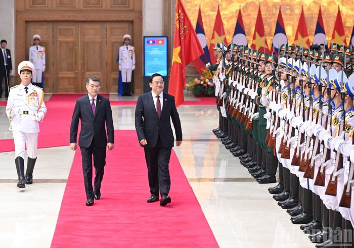 Thủ tướng Lê Minh Hưng và Thủ tướng nước Cộng hòa Dân chủ Nhân dân Lào Sonexay Siphandone duyệt Đội danh dự Quân đội nhân dân Việt Nam.
