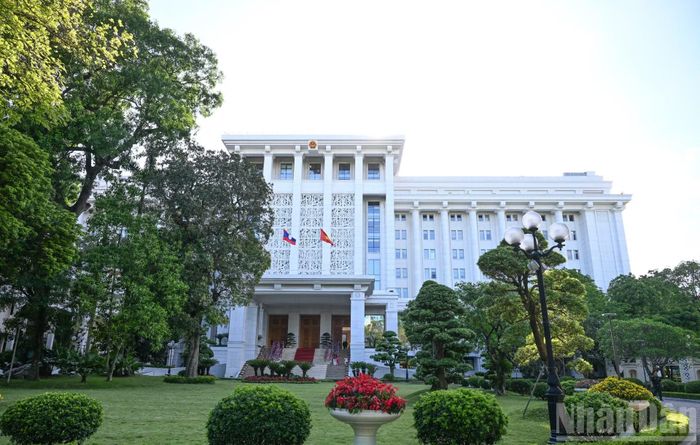 Văn phòng Chính phủ, nơi Thủ tướng Lê Minh Hưng chủ trì lễ đón Thủ tướng nước Cộng hòa Dân chủ Nhân dân Lào Sonexay Siphandone.