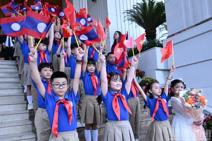 Các cháu thiếu nhi vẫy chào hai Thủ tướng.
