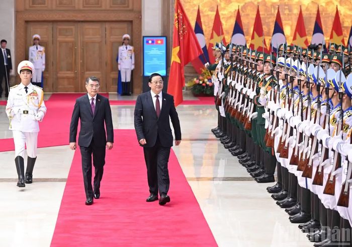 Thủ tướng Lê Minh Hưng và Thủ tướng nước Cộng hòa Dân chủ Nhân dân Lào Sonexay Siphandone duyệt Đội danh dự Quân đội nhân dân Việt Nam.