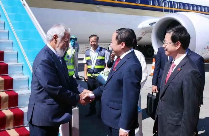 Bộ trưởng Khoa học và Công nghệ Vũ Hải Quân đón Thủ tướng Timor-Leste Kay Rala Xanana Gusmão tại sân bay quốc tế Nội Bài (Hà Nội). (Ảnh: TTXVN)