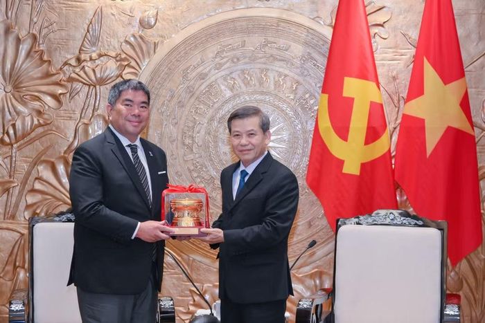 Đồng chí Trưởng ban Nội chính Trung ương tặng quà Phó Lãnh đạo Đảng Dân chủ Thái Lan Isra Sunthornwut. (Ảnh: THẾ ĐẠI)