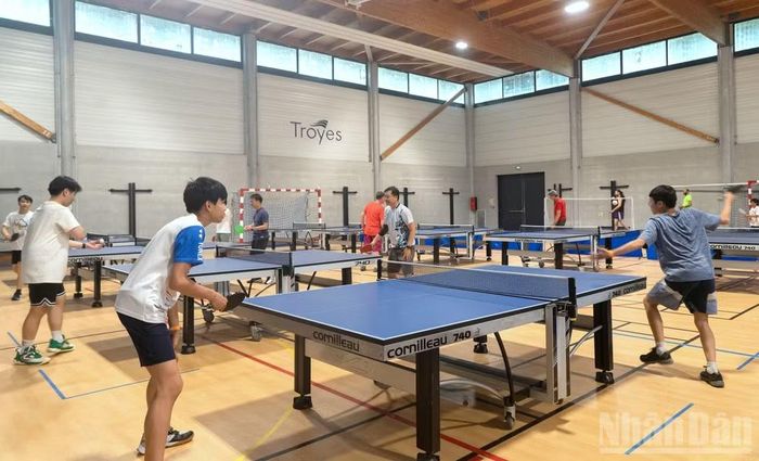 Những pha bóng kịch tính mang đến bầu không khí hào hứng cho ngày hội thể thao của cộng đồng người Việt Nam tại Pháp.