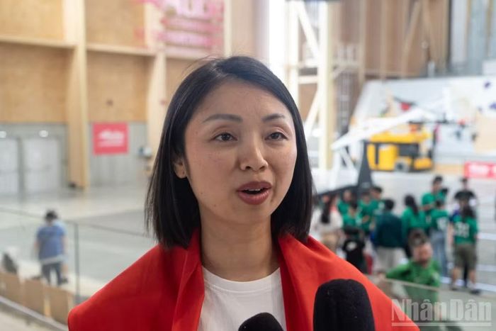 Bà Hoàng Cẩm Linh, thành viên Ban quản lý Nhóm Cánh Diều trả lời phỏng vấn Báo Nhân Dân.