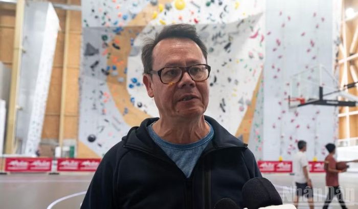 Ông Jerome Tham Vo My, Trưởng Ban Đối ngoại của Hội Người Việt Nam tại Pháp trả lời phỏng vấn Báo Nhân Dân.