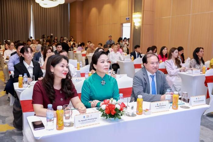 Tiến sĩ Ngô Phương Lan và các thành viên Ban Tổ chức DANAFF 4 tại buổi họp báo giới thiệu về liên hoan phim.