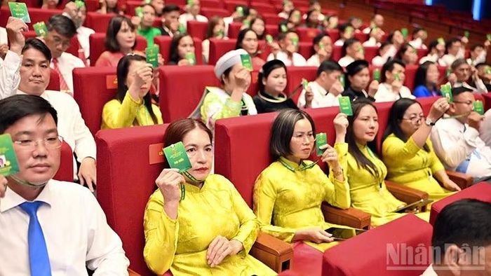 Các đại biểu biểu quyết tại Đại hội toàn quốc Hội Nông dân Việt Nam lần thứ IX.