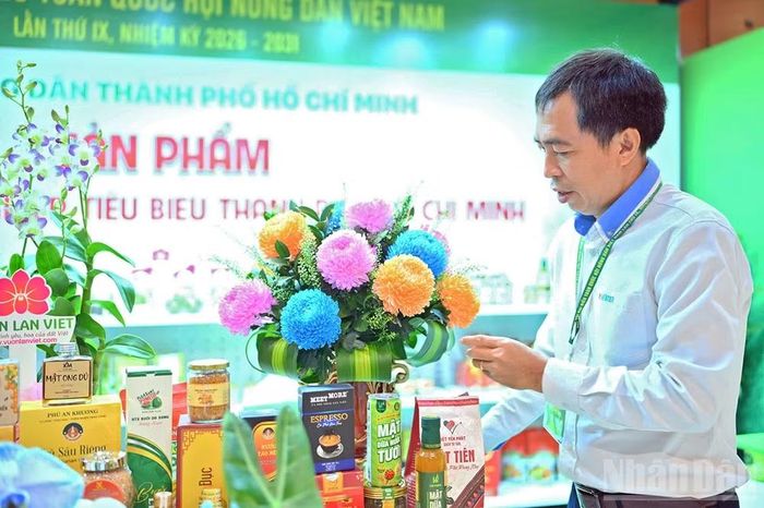 Kỹ sư Lê Trung Hiếu tại gian triển lãm sản phẩm của Hội Nông dân Thành phố Hồ Chí Minh bên lề Đại hội.