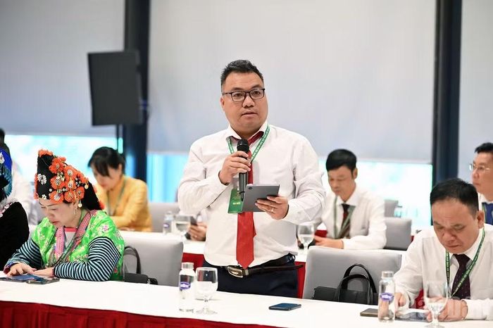 Đại biểu Đặng Dương Minh Hoàng đóng góp ý kiến tại phiên thảo luận tổ.