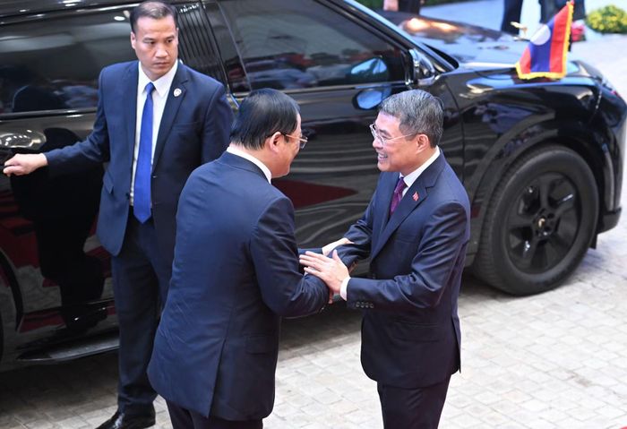 Thủ tướng Lê Minh Hưng tiễn Thủ tướng nước Cộng hòa Dân chủ Nhân dân Lào Sonexay Siphandone.