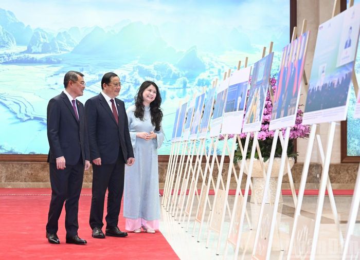 Thủ tướng Lê Minh Hưng và Thủ tướng nước Cộng hòa Dân chủ Nhân dân Lào Sonexay Siphandone tham quan hình ảnh hợp tác giữa hai nước.
