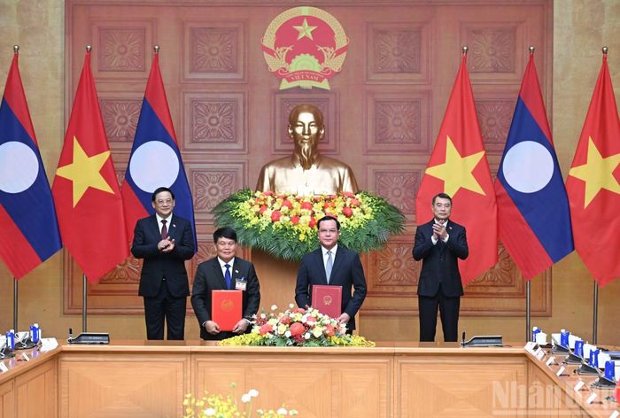 Thủ tướng Lê Minh Hưng và Thủ tướng nước Cộng hòa Dân chủ Nhân dân Lào Sonexay Siphandone chứng kiến lễ trao Thỏa thuận giữa Bộ Dân tộc và Tôn giáo nước Cộng hòa xã hội chủ nghĩa Việt Nam và Văn phòng Thủ tướng Chính phủ nước Cộng hòa Dân chủ Nhân dân Lào về lĩnh vực dân tộc và tôn giáo giai đoạn 2026-2035.