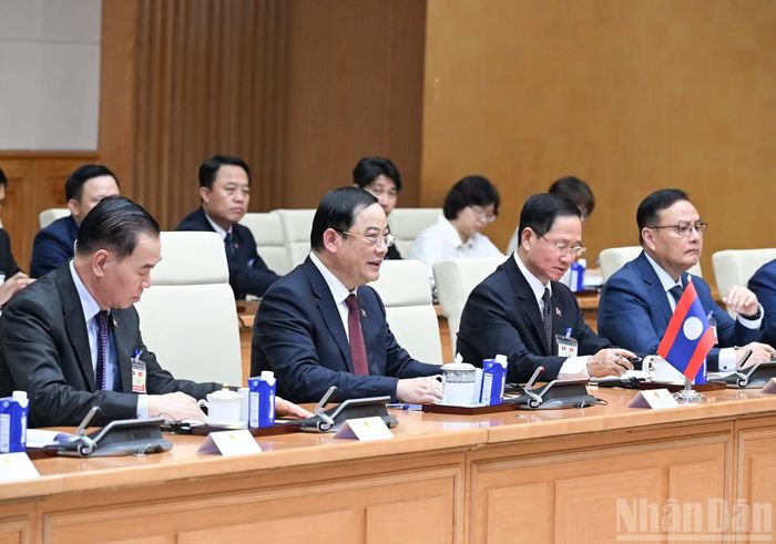 Thủ tướng nước Cộng hòa Dân chủ Nhân dân Lào Sonexay Siphandone và thành viên tham dự hội đàm.