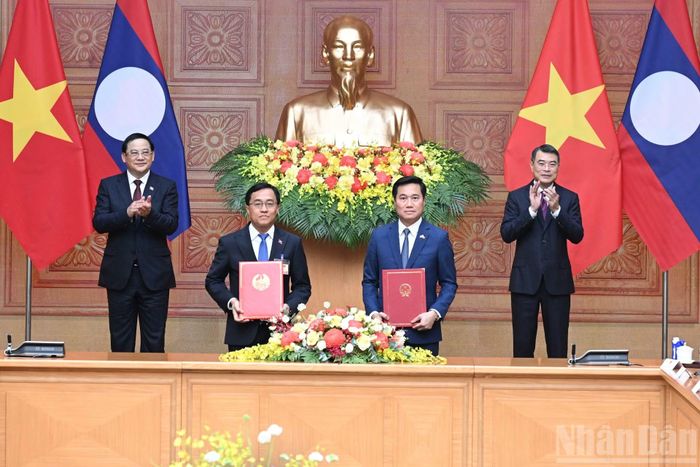 Thủ tướng Lê Minh Hưng và Thủ tướng nước Cộng hòa Dân chủ Nhân dân Lào Sonexay Siphandone chứng kiến lễ trao Bản ghi nhớ giữa Chính phủ nước Cộng hòa xã hội chủ nghĩa Việt Nam và Chính phủ nước Cộng hòa Dân chủ Nhân dân Lào về chiến lược hợp tác trong lĩnh vực giao thông vận tải giai đoạn 2026-2035.