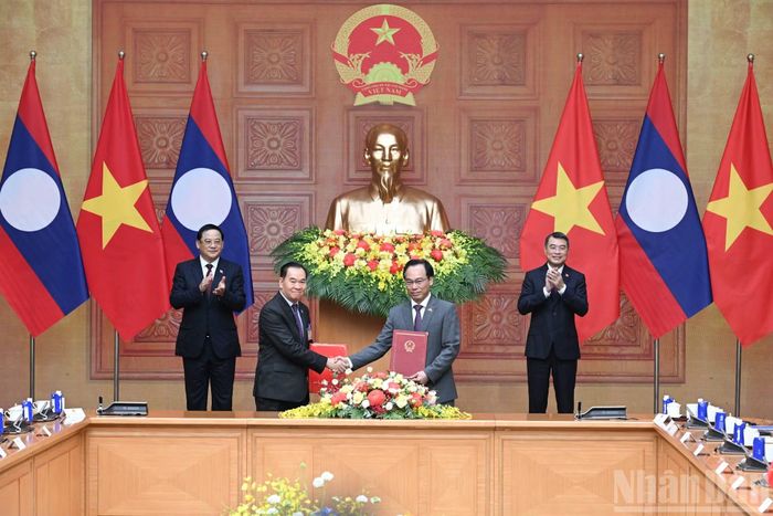 Thủ tướng Lê Minh Hưng và Thủ tướng nước Cộng hòa Dân chủ Nhân dân Lào Sonexay Siphandone chứng kiến lễ trao Bản ghi nhớ giữa Bộ Giáo dục và Đào tạo nước Cộng hòa xã hội chủ nghĩa Việt Nam và Bộ Giáo dục và Thể thao nước Cộng hòa Dân chủ Nhân dân Lào về việc hợp tác triển khai dạy tiếng Lào tại Việt Nam, tăng cường dạy tiếng Việt tại Lào và đưa học sinh Lào sang học tại các trường phổ thông nội trú tại Việt Nam.