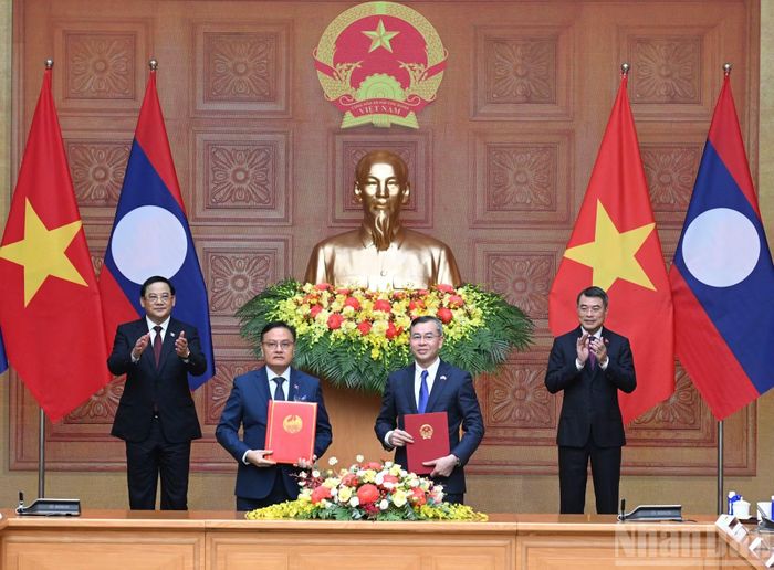 Thủ tướng Lê Minh Hưng và Thủ tướng nước Cộng hòa Dân chủ Nhân dân Lào Sonexay Siphandone chứng kiến lễ trao Thỏa thuận hợp tác giữa Bộ Tài chính nước Cộng hòa xã hội chủ nghĩa Việt Nam và Bộ Tài chính nước Cộng hòa Dân chủ Nhân dân Lào giai đoạn 2026-2030.