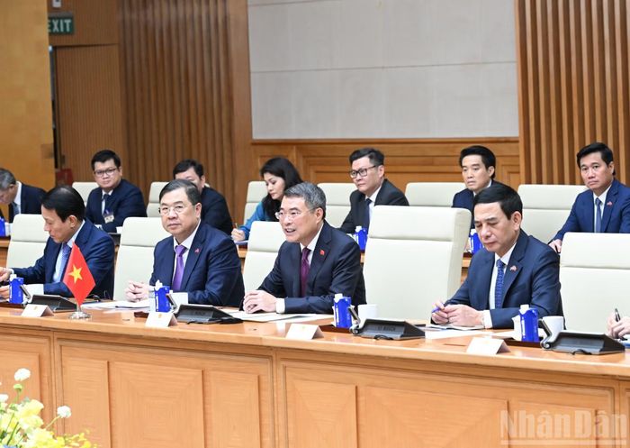 Thủ tướng Lê Minh Hưng và các thành viên Chính phủ Việt Nam hội đàm với Thủ tướng nước Cộng hòa Dân chủ Nhân dân Lào Sonexay Siphandone.