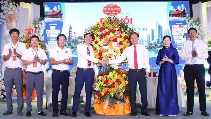Đại diện lãnh đạo tỉnh Bắc Ninh tặng hoa chúc mừng đại hội.