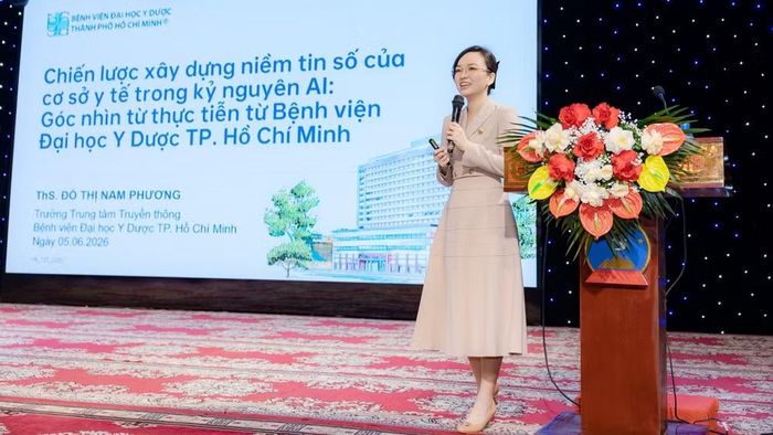 Thạc sĩ Đỗ Thị Nam Phương, Trưởng Trung tâm truyền thông Bệnh viện Đại học Y dược Thành phố Hồ Chí Minh chia sẻ tại hội thảo.