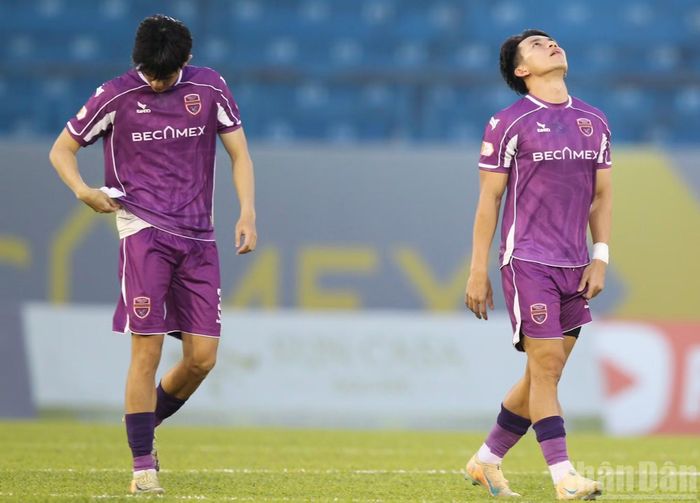 Các trụ cột đã thành danh ra đi, đội bóng với tên mới Becamex Thành phố Hồ Chí Minh bước vào mùa giải đầy khó khăn với đa phần là cầu thủ trẻ. (Ảnh: Võ Dũng)