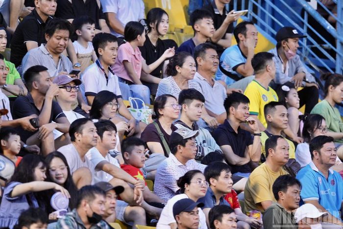 Vẫn có khá đông khán giả Bình Dương đến sân để ủng hộ đội Becamex Thành phố Hồ Chí Minh với hy vọng, đội nhà trụ hạng. (Ảnh: Võ Dũng)