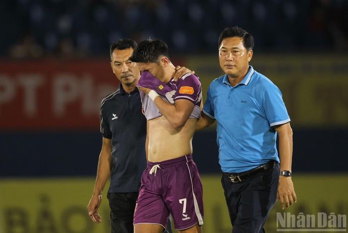 Chẳng thể làm gì hơn, huấn luyện viên Hứa Hiền Vinh (áo xanh) chỉ có thể cùng khóc với cầu thủ của mình. (Ảnh: Võ Dũng)