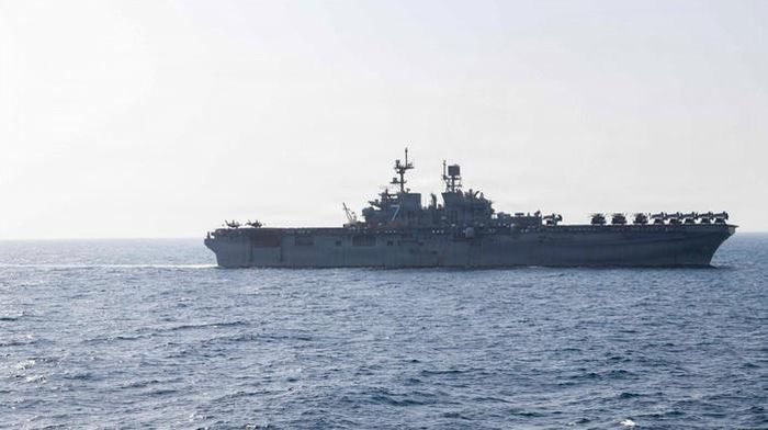 Tàu USS Tripoli của Mỹ di chuyển trên biển Ả Rập, gần eo biển Hormuz - tuyến đường thủy huyết mạch đang bị tắc nghẽn Ảnh: CENTCOM