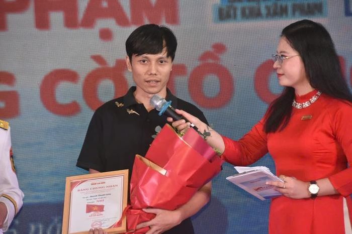 Đại tá, PGS-TS Đặng Thanh Bình và (ảnh trái) và tác giả Huỳnh Thanh Liêm chia sẻ tại lễ trao giải. Ảnh: TẤN THẠNH