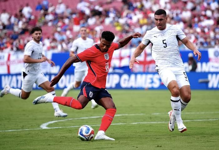 Ollie Watkins đi bóng trước các hậu vệ New Zealand
