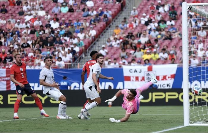 Harry Kane đánh đầu thành bàn từ đường chuyền của Djed Spence