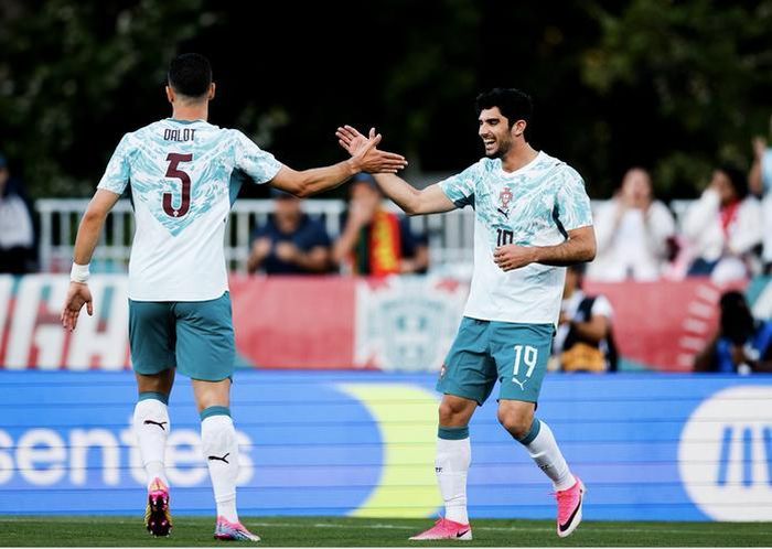 Goncalo Guedes chia vui cùng đồng đội Diogo Dalot