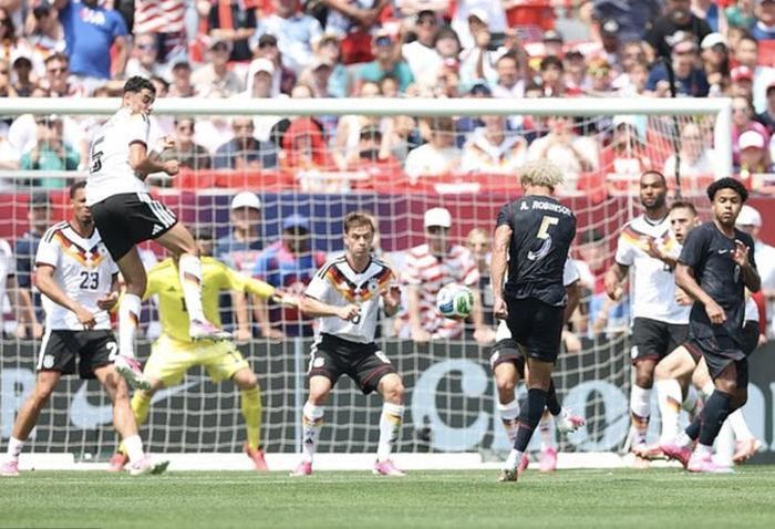 Antonee Robinson (5) cân bằng tỉ số cho chủ nhà Mỹ