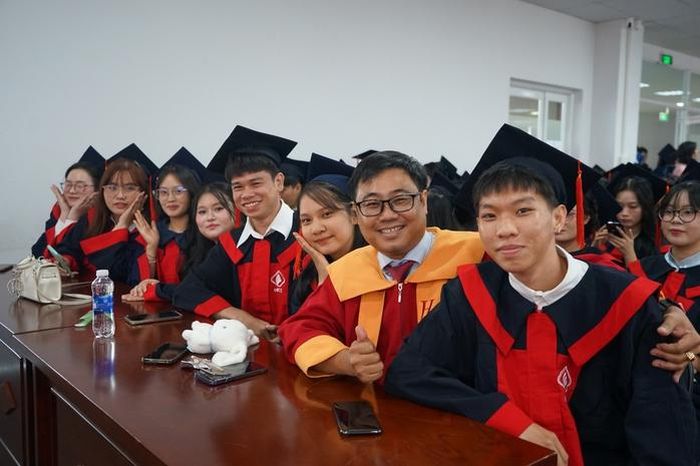 Tại buổi lễ tốt nghiệp, hình ảnh ThS Đinh Quốc Anh trò chuyện, hỏi han và hỗ trợ sinh viên trước giờ nhận bằng đã thu hút sự chú ý của nhiều người tham dự.