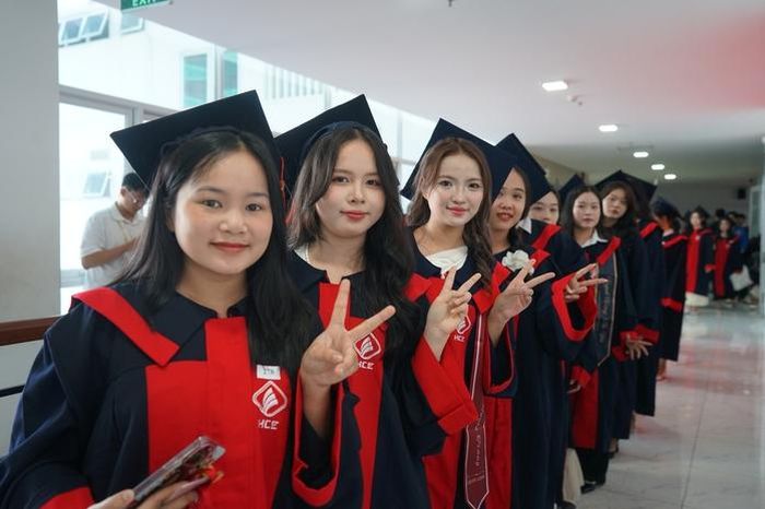 Các tân cử nhân, kỹ sư thực hành Trường CĐ Kinh tế TPHCM rạng rỡ trong ngày nhận bằng tốt nghiệp