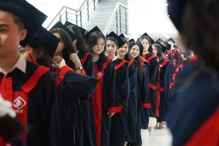 Với nhiều tân cử nhân, dấu mốc tốt nghiệp không chỉ khép lại gần 3 năm học tập dưới mái trường Trường Cao đẳng Kinh tế TPHCM mà còn mở ra một hành trình mới trên con đường lập thân, lập nghiệp.