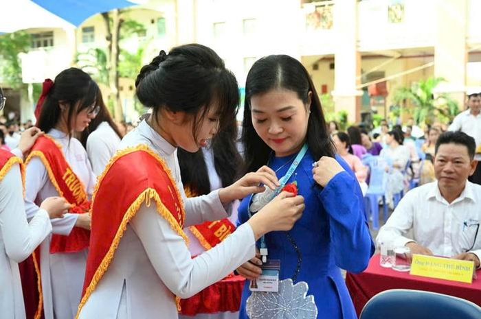 Cô Nguyễn Thị Kim Huệ, hiệu trưởng nhà trường: "Cô chúc tất cả cá em một mùa thi thành công, một mùa hè hạnh phúc, một mùa nhập học đầy hứng khởi, tin tưởng, hi vọng"