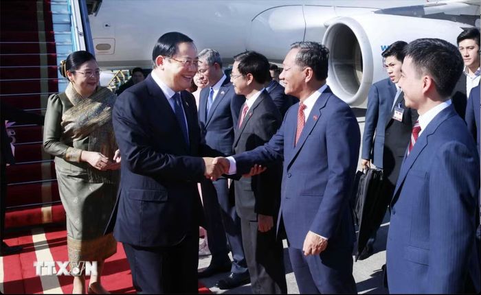 Thủ tướng Lào Sonexay Siphandone và Phu nhân đến Hà Nội, bắt đầu thăm chính thức Việt Nam và tham dự Diễn đàn Tương lai ASEAN lần thứ ba.