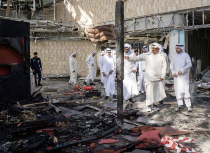 Các quan chức Kuwait kiểm tra khu vực thiệt hại ở sân bay quốc tế hôm 3-6. Ảnh: Kuwait News Agency