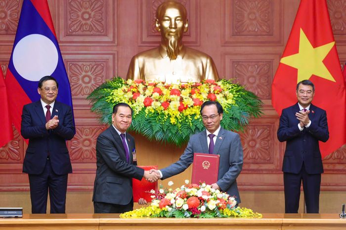 Thủ tướng Lê Minh Hưng và Thủ tướng Lào Sonexay Siphandone chứng kiến trao đổi văn kiện hợp tác trong lĩnh vực giáo dục. Ảnh: Hữu Hưng