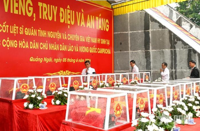  Lãnh đạo tỉnh Quảng Ngãi viếng các liệt sĩ. Ảnh: ANH SƠN