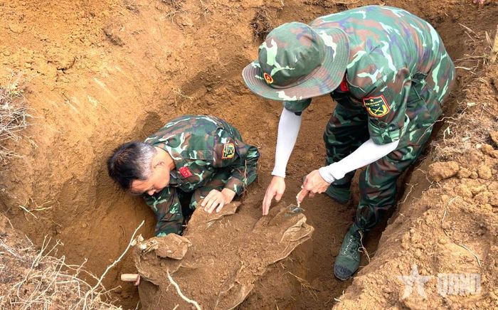  Đội Tìm kiếm, quy tập hài cốt liệt sĩ Bộ CHQS tỉnh Lào Cai thực hiện nhiệm vụ tại thôn Đồng Quang, xã Bát Xát, tỉnh Lào Cai.