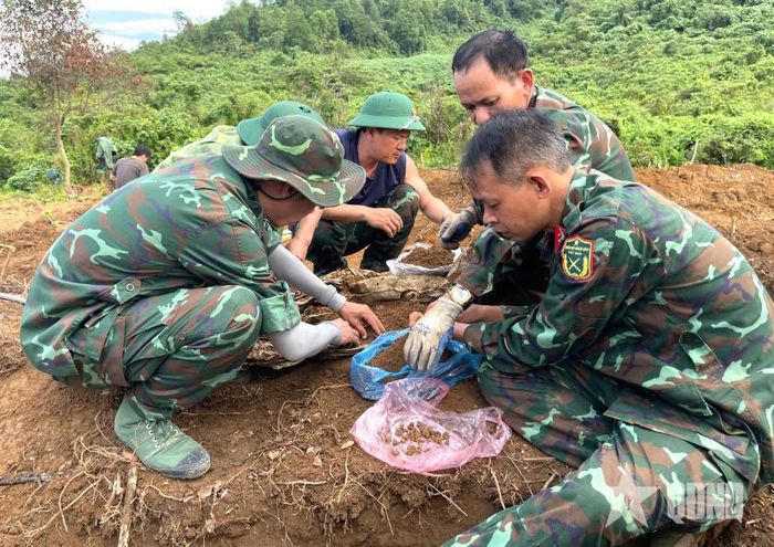  Đội Tìm kiếm, quy tập hài cốt liệt sĩ Bộ CHQS tỉnh Lào Cai thực hiện nhiệm vụ tại thôn Đồng Quang, xã Bát Xát, tỉnh Lào Cai.