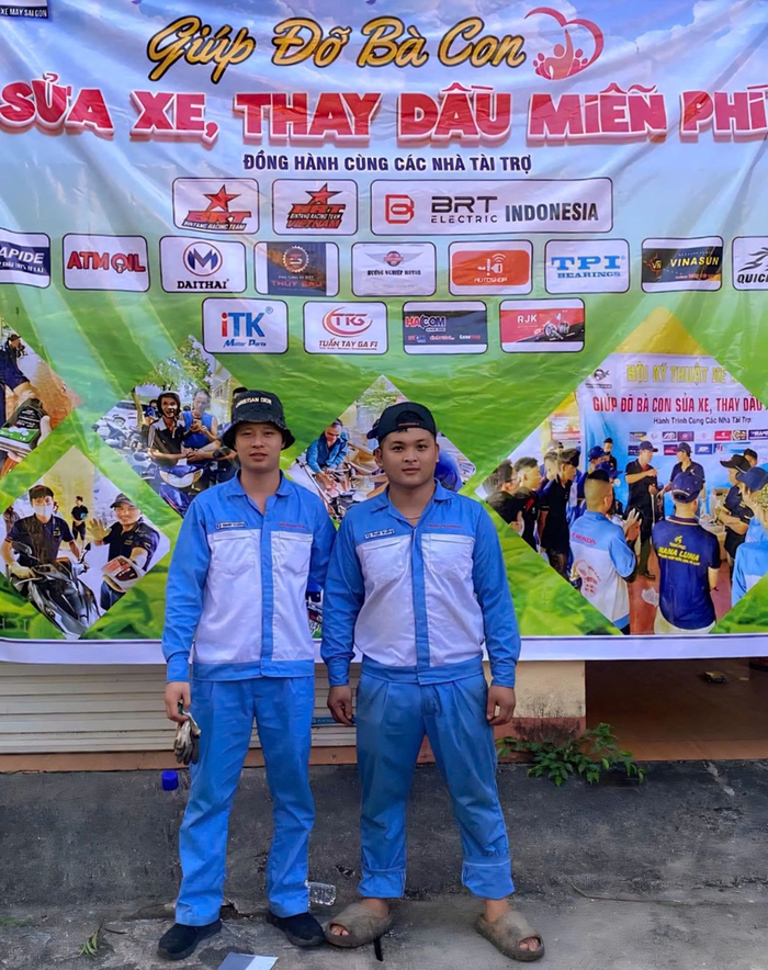Phạm Thế Huy Hoàng (bên phải) tích cực tham gia giúp người dân vùng lũ sửa xe máy miễn phí. Ảnh do nhân vật cung cấp 