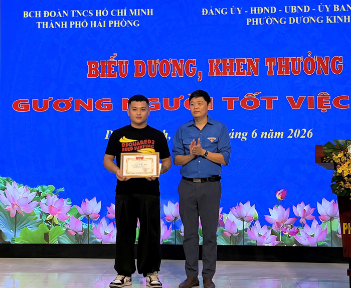  Thành đoàn Hải Phòng và phường Dương Kinh, TP Hải Phòng khen thưởng Phạm Thế Huy Hoàng có hành động dũng cảm cứu người. Ảnh: Thành đoàn Hải Phòng 