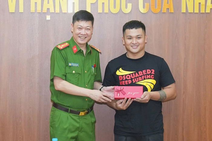 Công an phường Dương Kinh, TP Hải Phòng tặng quà Phạm Thế Huy Hoàng. Ảnh: Công an phường Dương Kinh 