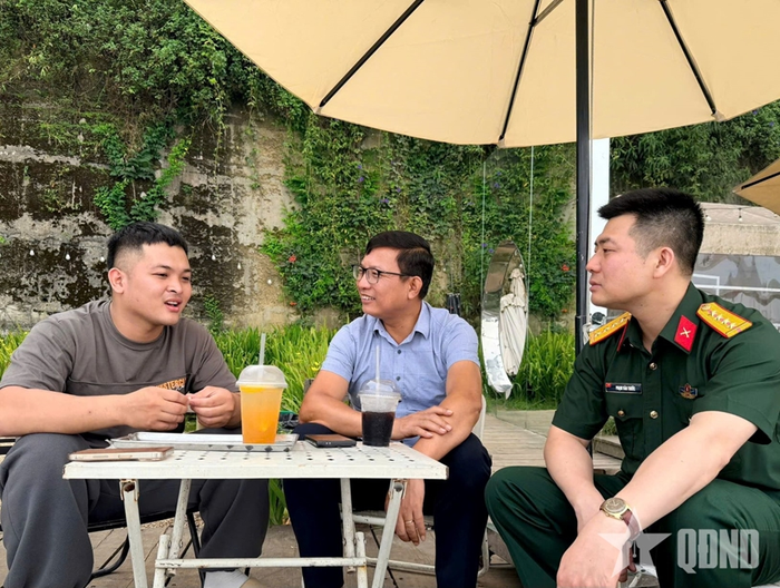 Phạm Thế Huy Hoàng kể lại chuyện cứu người với phóng viên Báo Quân đội nhân dân. Ảnh: LÊ HIẾU 