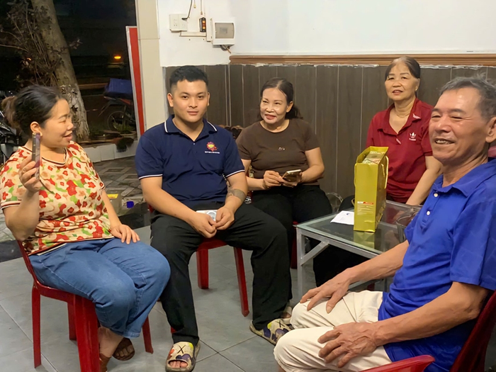  Nhiều người đến thăm, tặng quà, bày tỏ sự xúc động, cảm phục trước hành động đẹp của Phạm Thế Huy Hoàng. Ảnh do nhân vật cung cấp