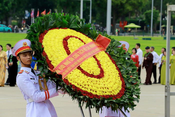 Đoàn đại biểu dự Đại hội đại biểu toàn quốc Hội Nông dân Việt Nam lần thứ IX, nhiệm kỳ 2026-2031 viếng Chủ tịch Hồ Chí Minh. 